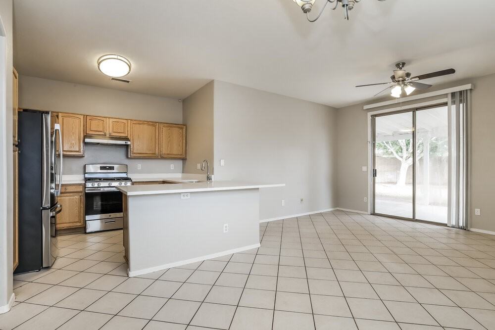 11170 W Holly St - Photo 5 of 16