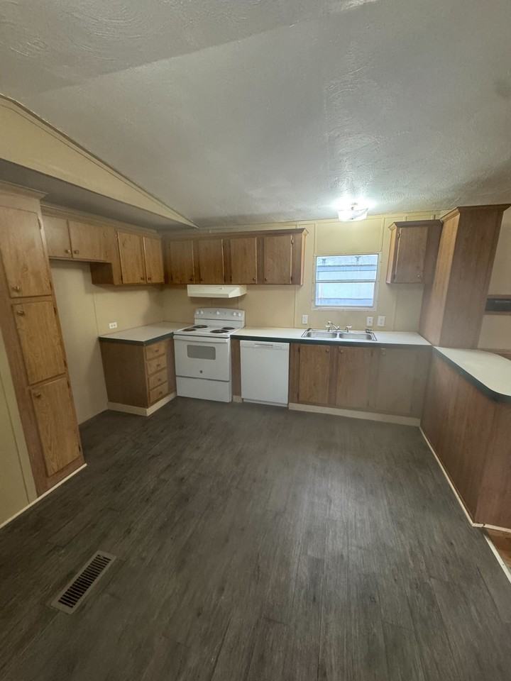 1418 Stamps St #1 - Photo 5 of 10