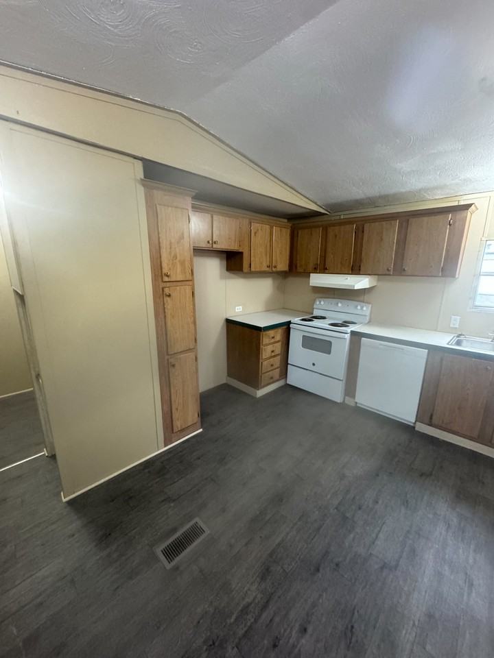 1418 Stamps St #1 - Photo 6 of 10