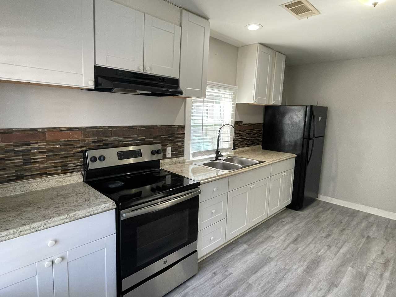 290 Henry St Se #D - Photo 2 of 13