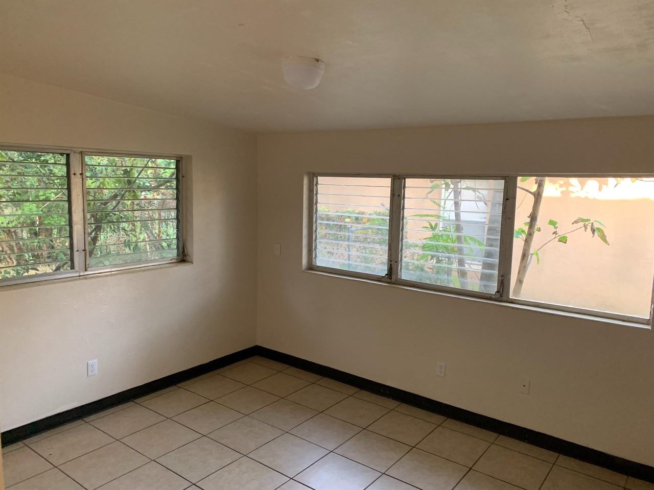 615 18th St #10 - Photo 3 of 6