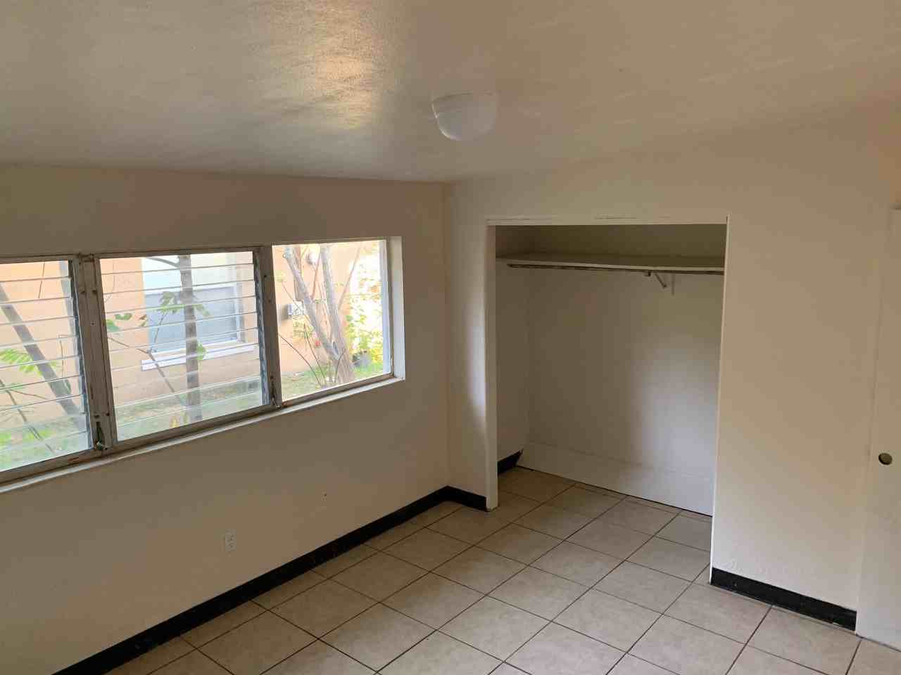 615 18th St #10 - Photo 4 of 6