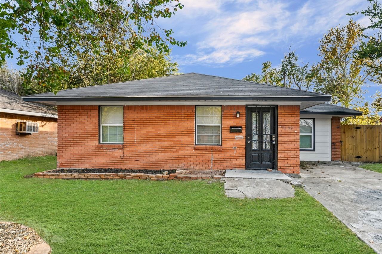 3034 Akard St #1 - Photo 6 of 25