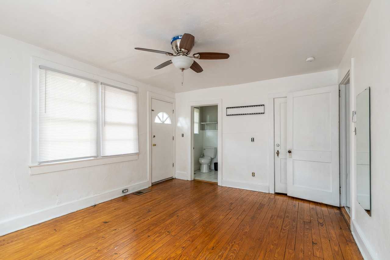 2523 Nw 6th St #3 - Photo 3 of 6