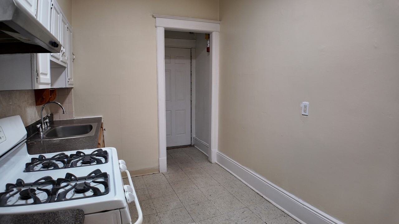 8 Morris Cres #2 - Photo 5 of 14