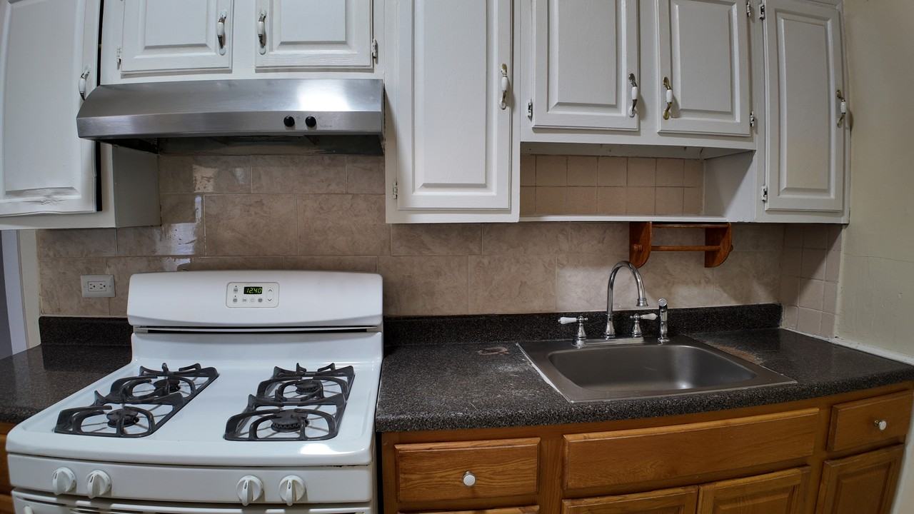 8 Morris Cres #2 - Photo 4 of 14