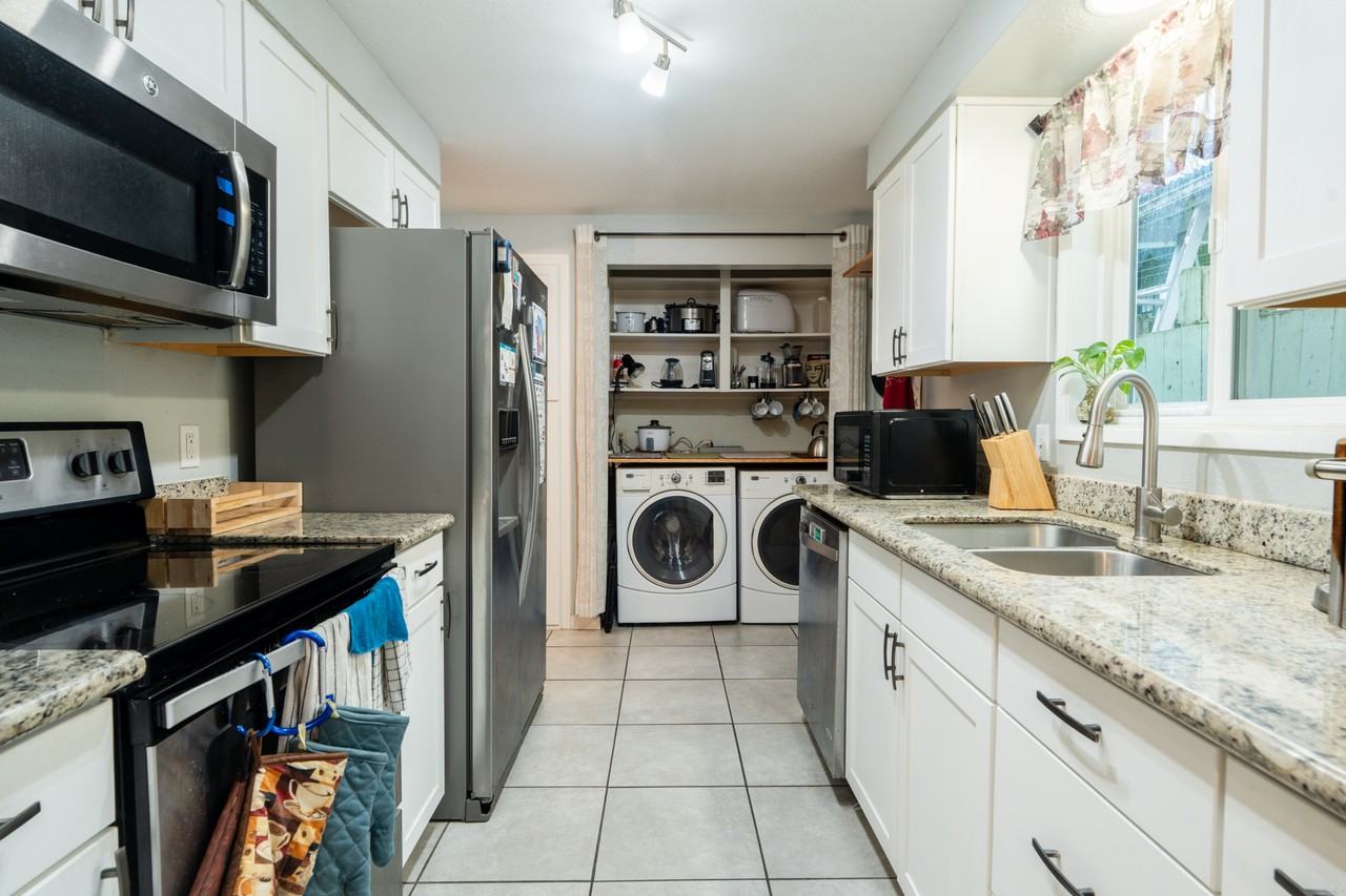 4106 Ne Senate St #1 - Photo 5 of 10