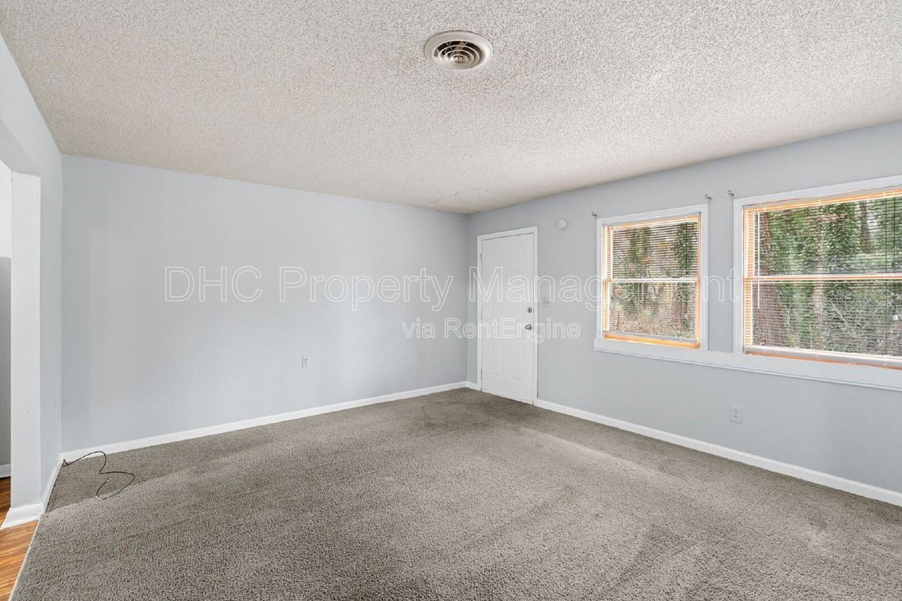 6501 Raymond Dr - Photo 6 of 11