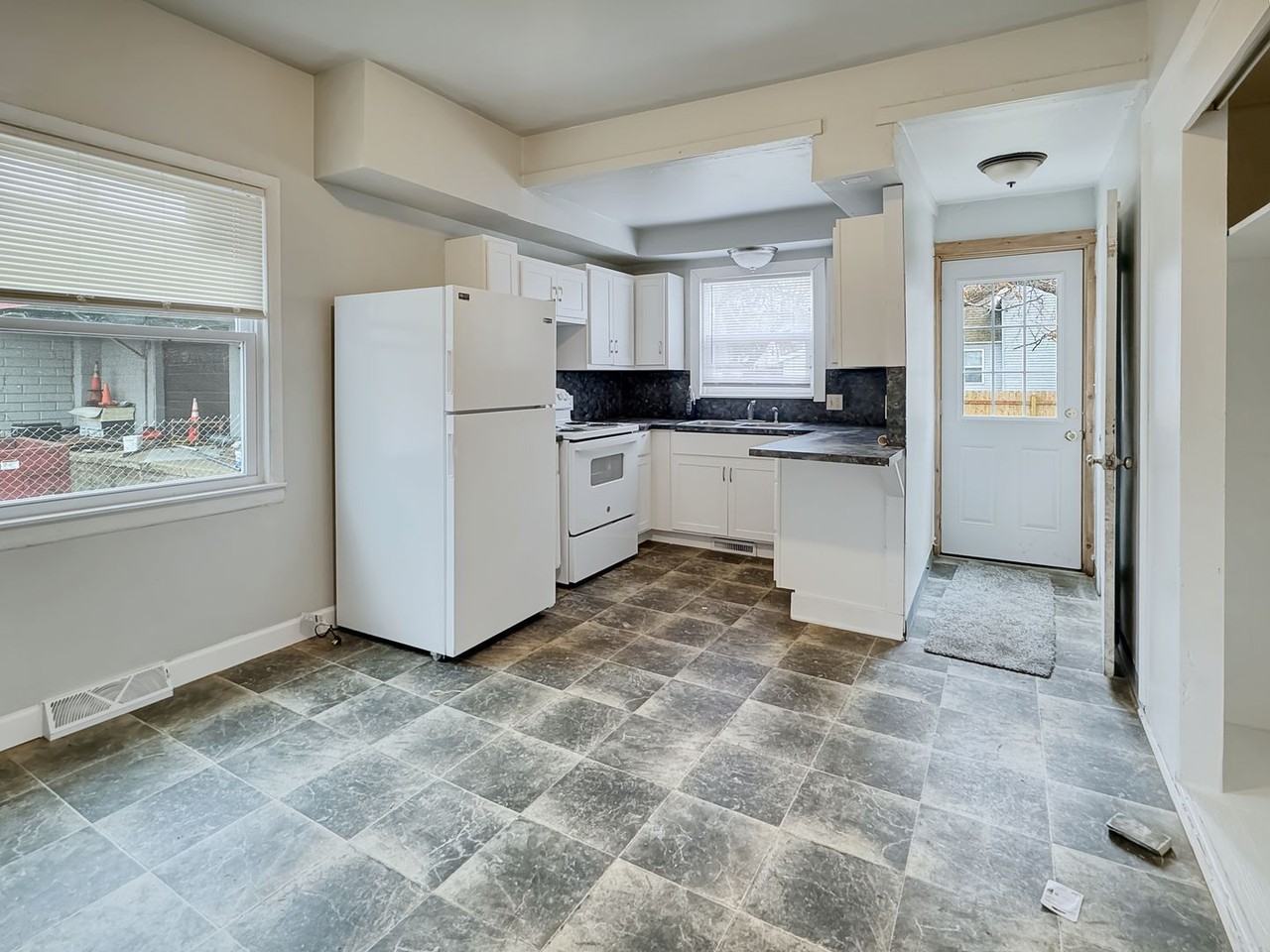 1068 Godfrey Ave Sw - Photo 4 of 10