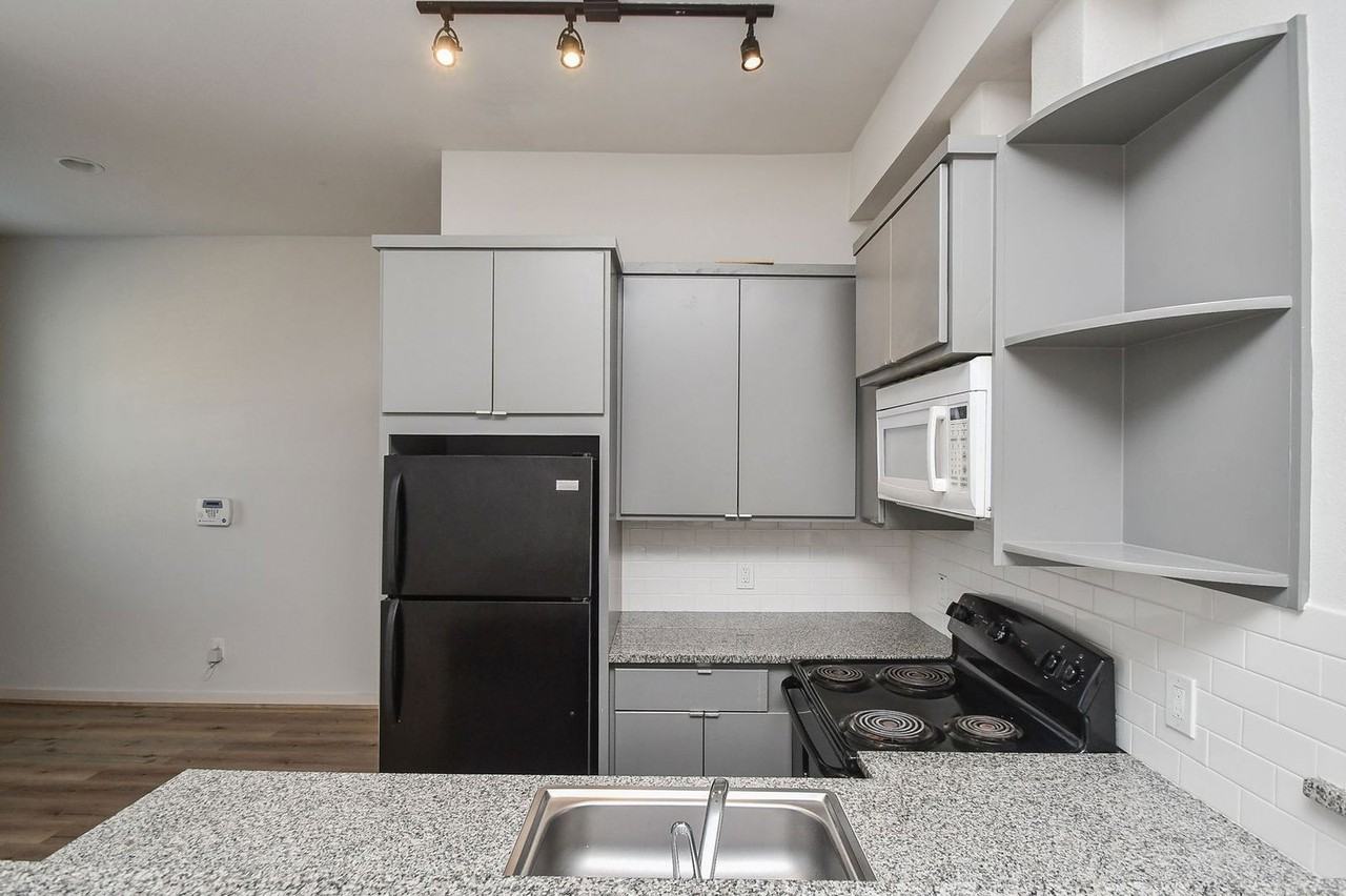 4108 Mckinney St - Photo 4 of 34