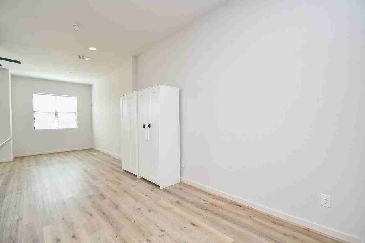 4108 Mckinney St - Photo 6 of 34