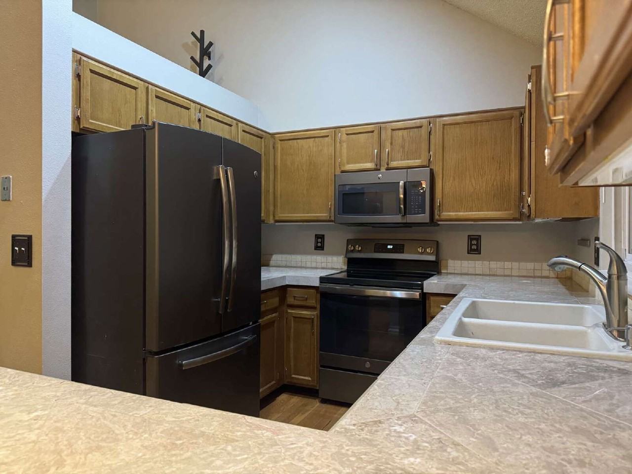 150 N Carlton St - Photo 2 of 27