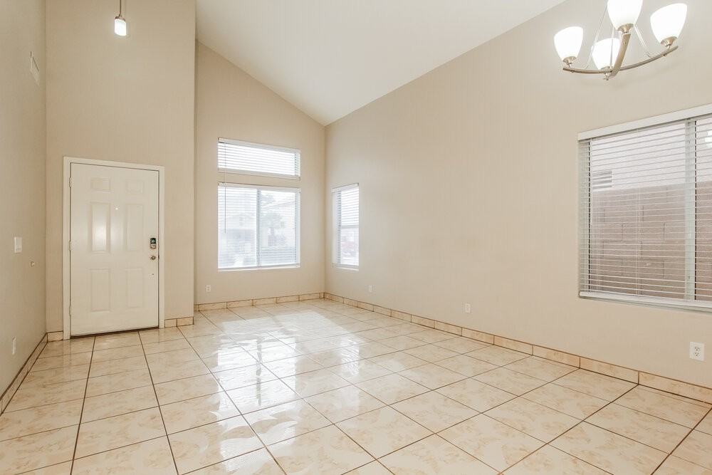 6632 W Watkins St - Photo 4 of 17