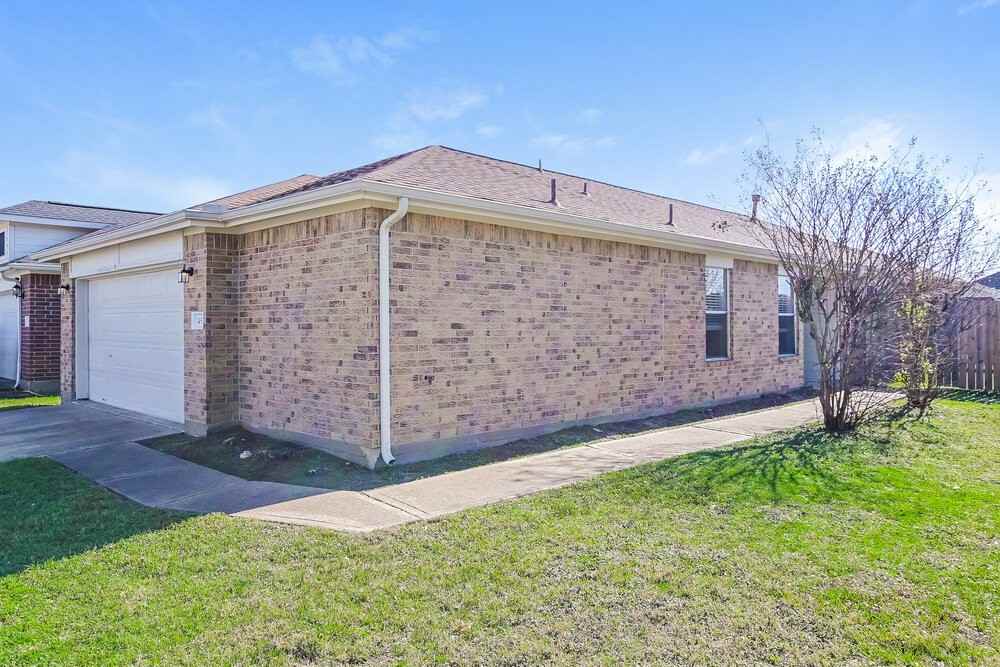 7457 Parkland Manor Dr - Photo 3 of 16