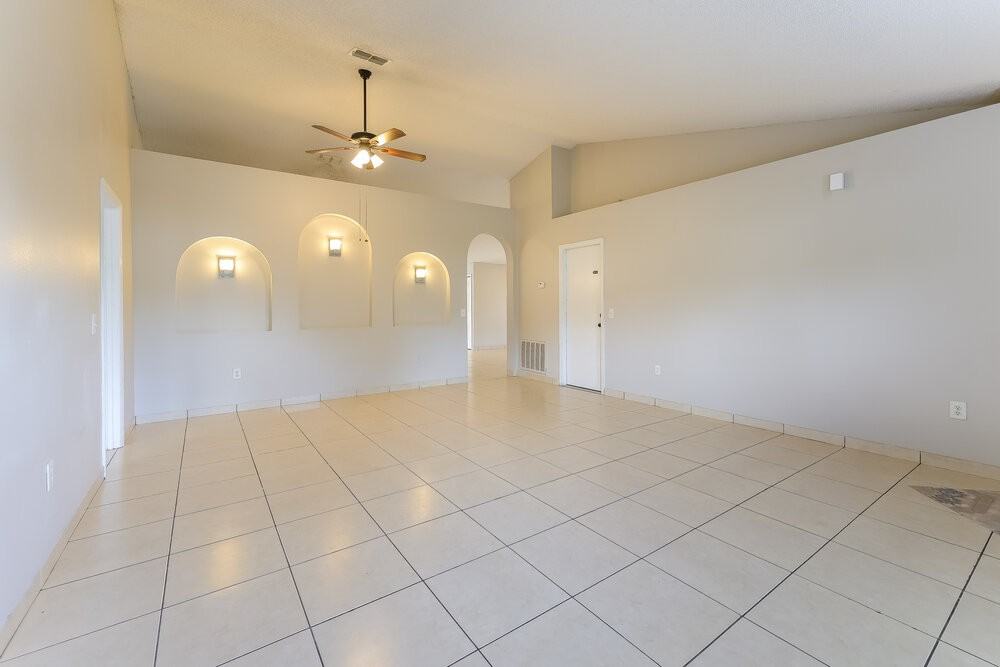 742 Paris Dr - Photo 4 of 16