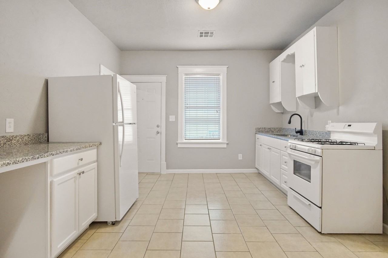 2306 Nw 38th St #2306 - Photo 2 of 24