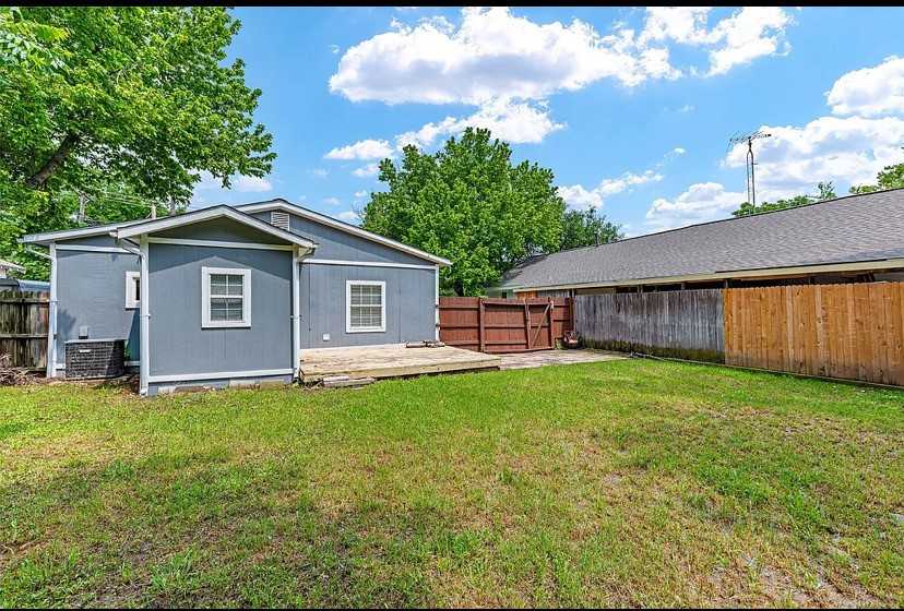 1309 N College St - Photo 2 of 5