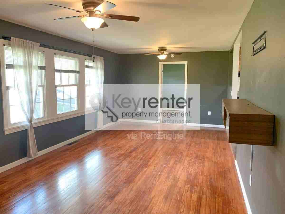 827 Woodmore Ln - Photo 2 of 10