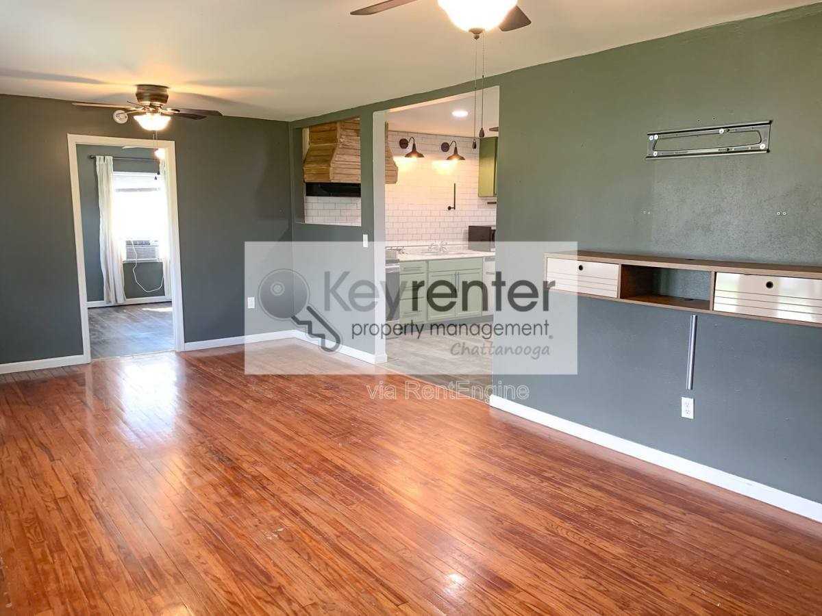 827 Woodmore Ln - Photo 3 of 10