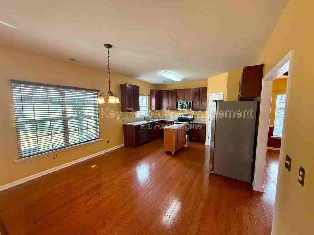 105 Penncross Dr - Photo 3 of 10