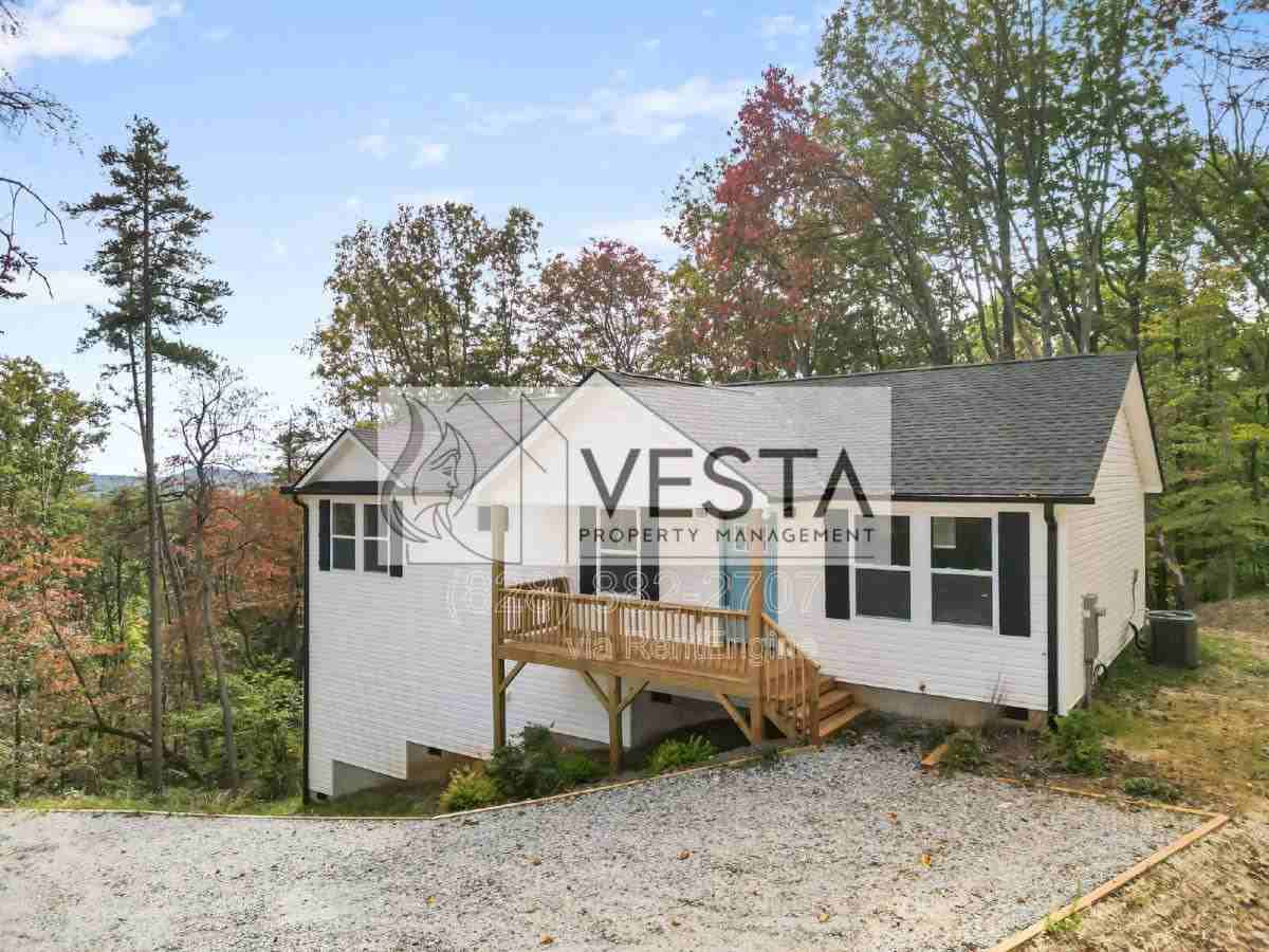 376 Hague Dr - Photo 2 of 10