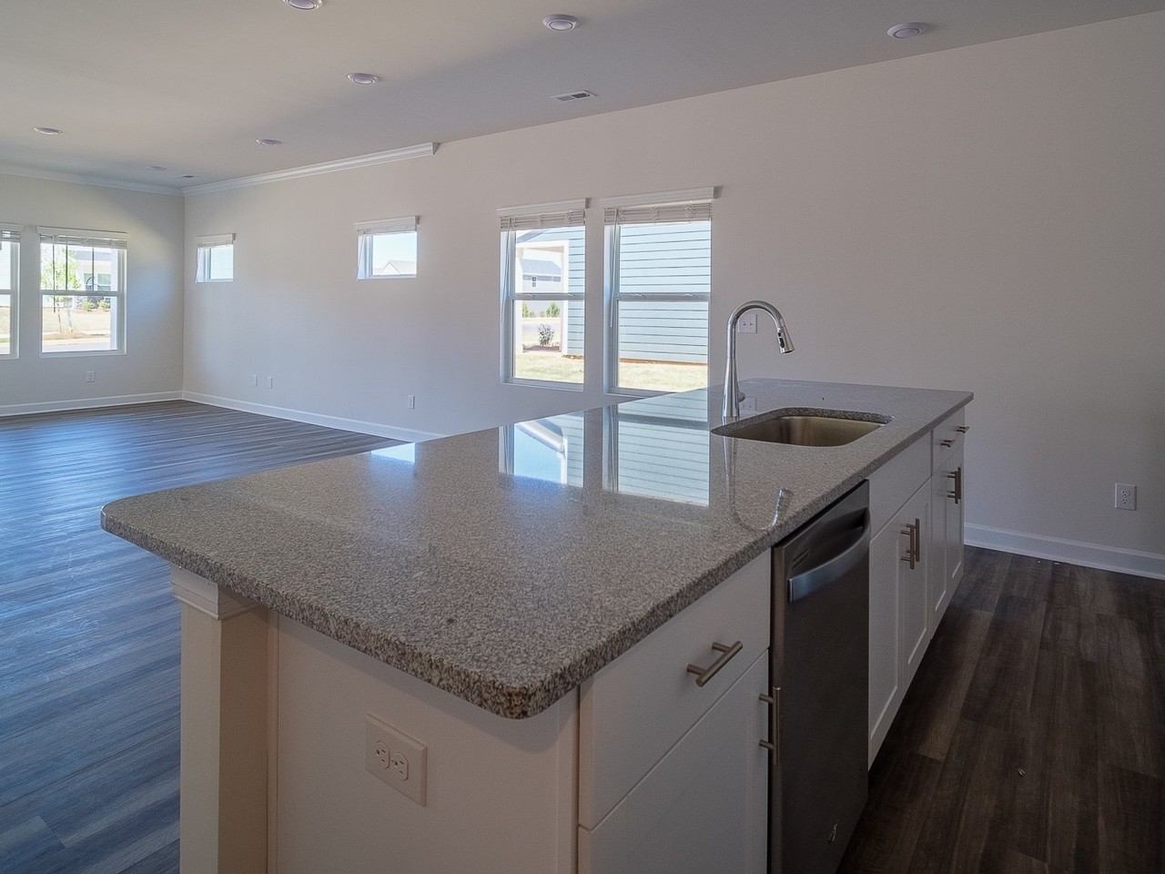 515 Nixon Rd - Photo 7 of 42