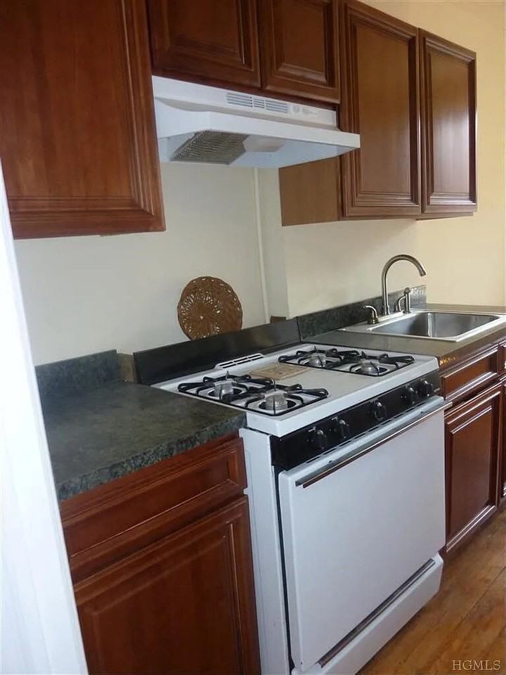 100 Pelham Rd - Photo 3 of 12