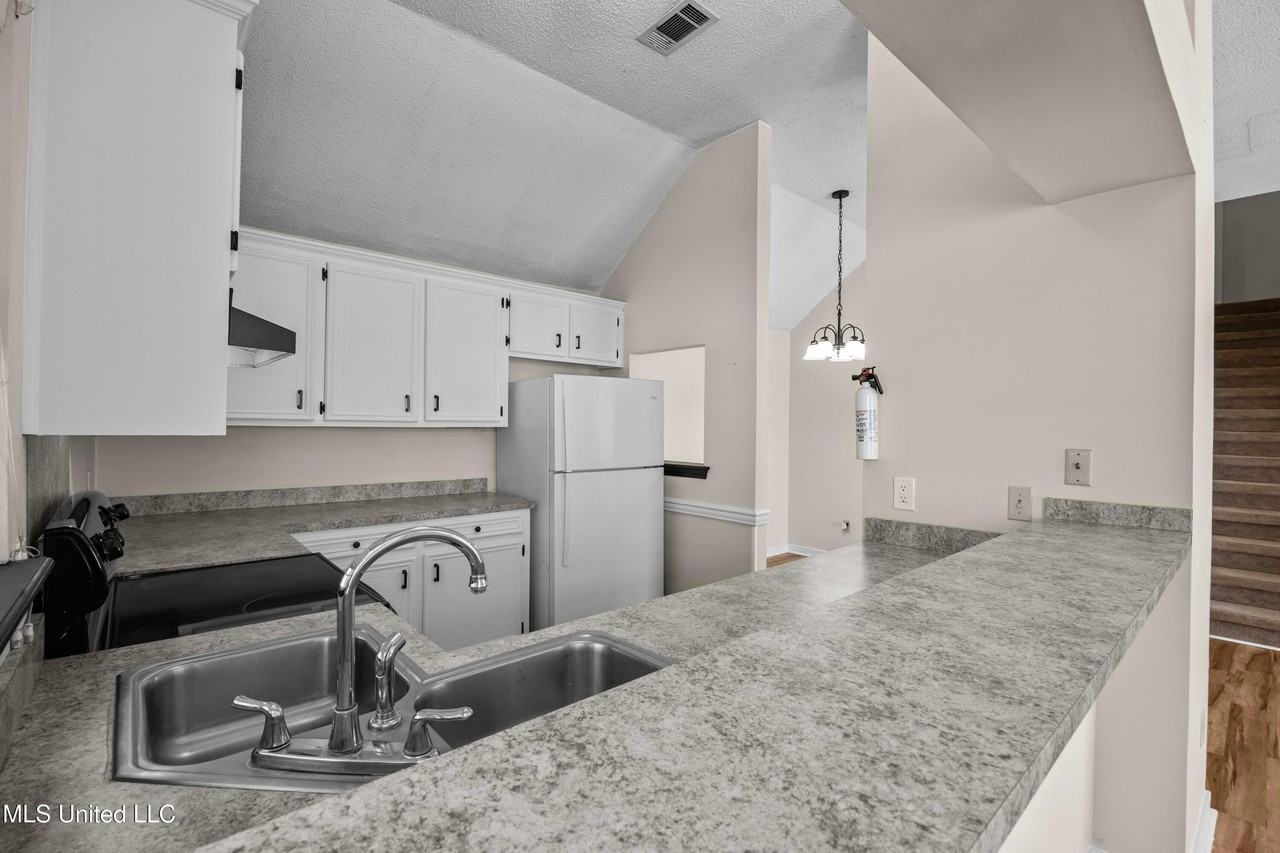 328 Indian Summer Ln - Photo 7 of 33