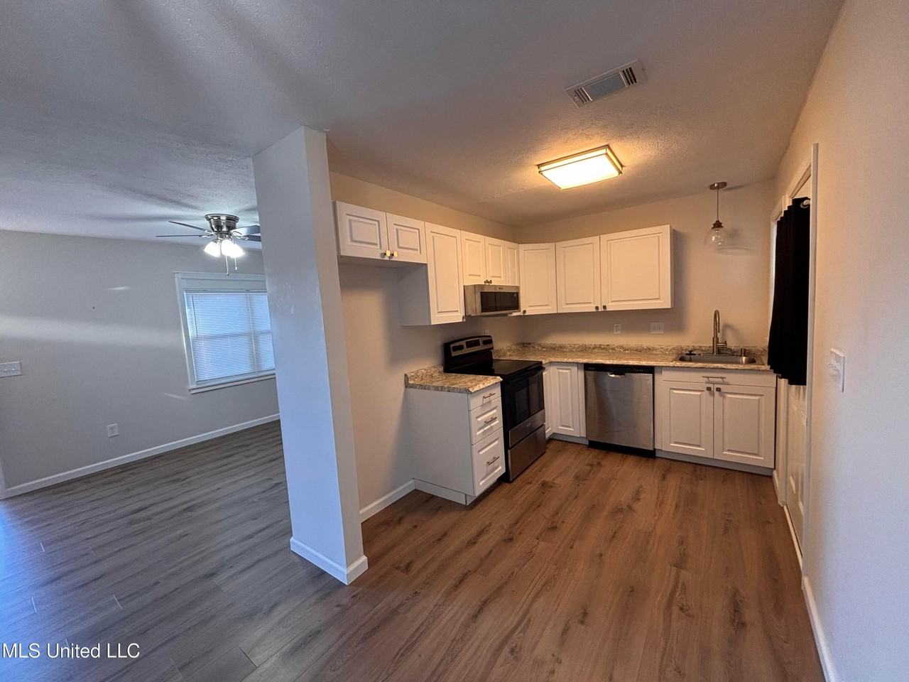 306 Parkway Dr - Photo 4 of 12