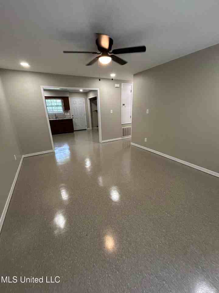 1004 Telly Rd - Photo 2 of 8