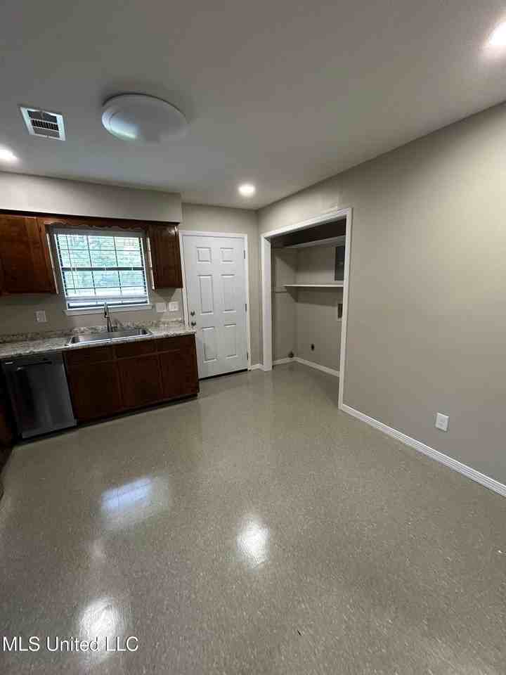 1004 Telly Rd - Photo 4 of 8