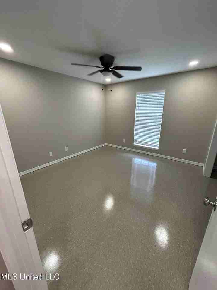 1004 Telly Rd - Photo 5 of 8