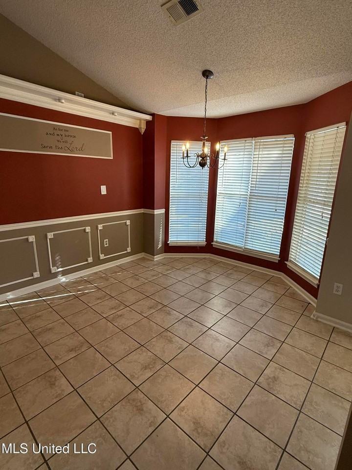 1067 Parkview Cir S - Photo 2 of 14