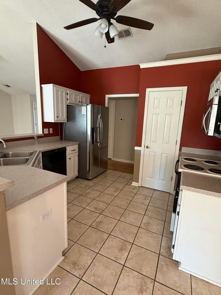 1067 Parkview Cir S - Photo 4 of 14