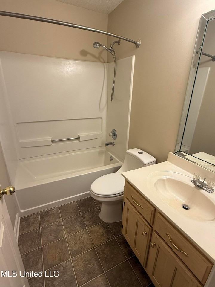 1067 Parkview Cir S - Photo 5 of 14