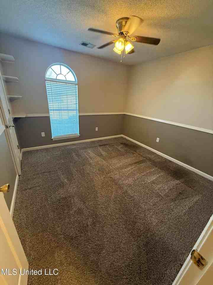 1067 Parkview Cir S - Photo 6 of 14
