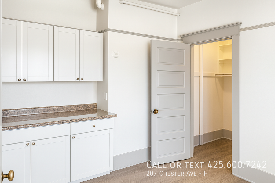 207 Chester Ave #H - Photo 4 of 11