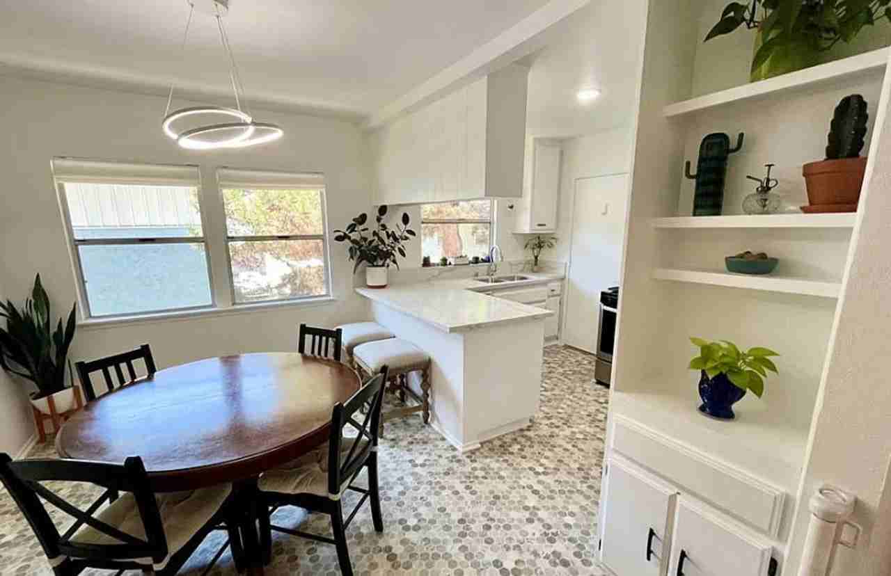 5829 Bowcroft St #4 - Photo 7 of 17