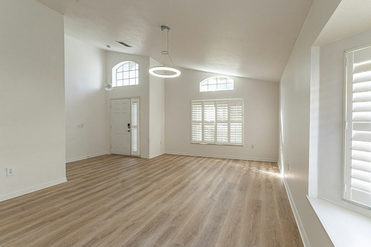 1613 Crown Hill Boulevard - Photo 6 of 45