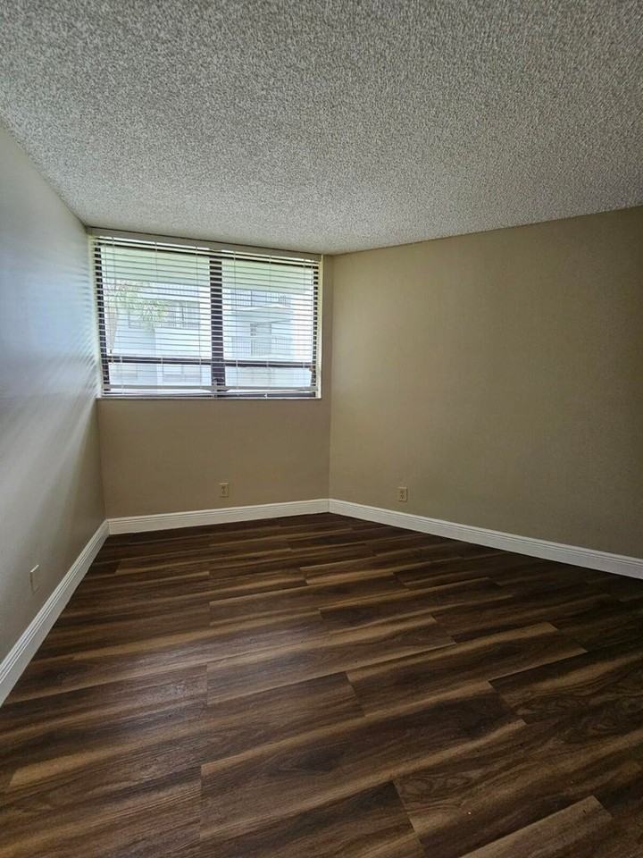 200 N Congress Ave #2 - Photo 5 of 18