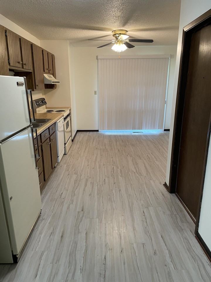 512 Breezy Point Drive - Photo 2 of 17