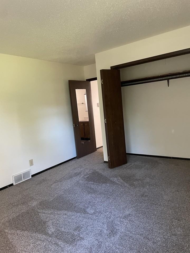 512 Breezy Point Drive - Photo 5 of 17