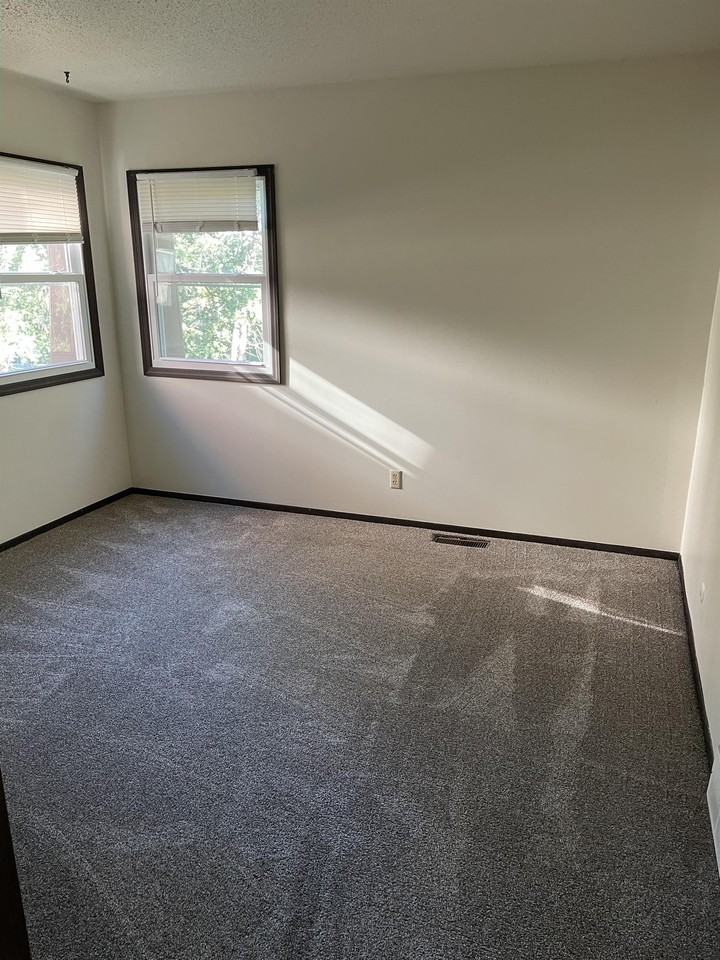 512 Breezy Point Drive - Photo 6 of 17