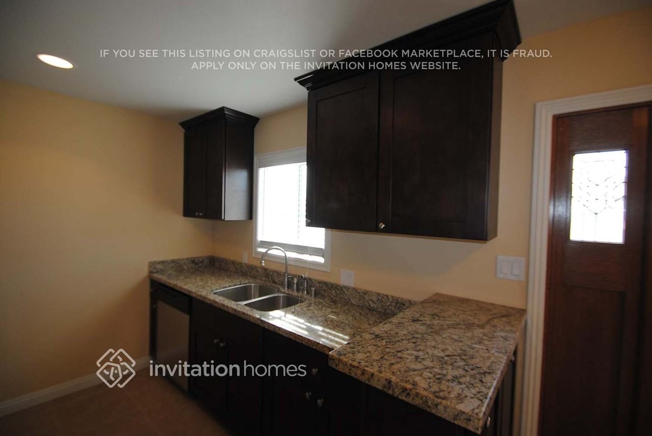 1018 W G St - Photo 6 of 17