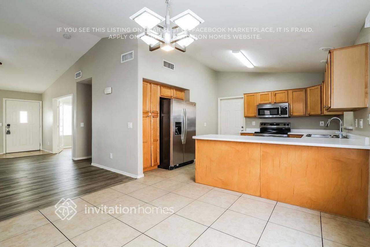 12534 W Edgemont Ave - Photo 6 of 17