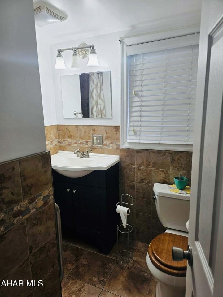 215 Garber St - Photo 5 of 10