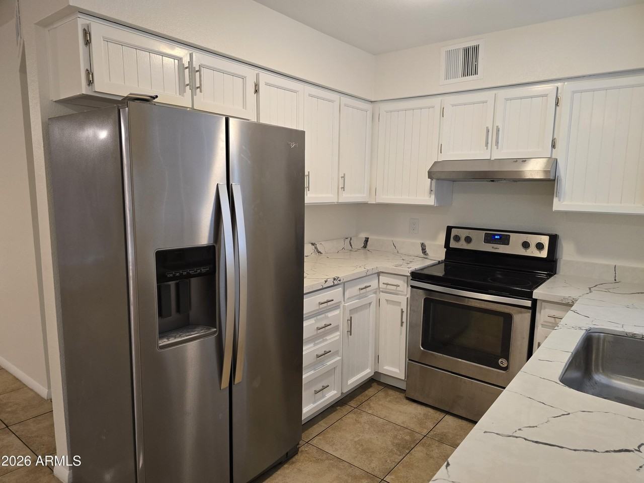 715 N Arrowhead Dr Apt 4 #4 - Photo 3 of 18