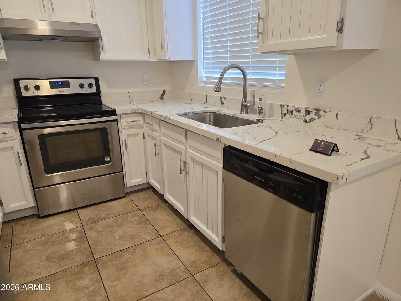 715 N Arrowhead Dr Apt 4 #4 - Photo 4 of 18