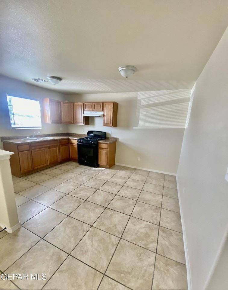 9389 San Lorenzo Ave Unit A #A - Photo 3 of 17