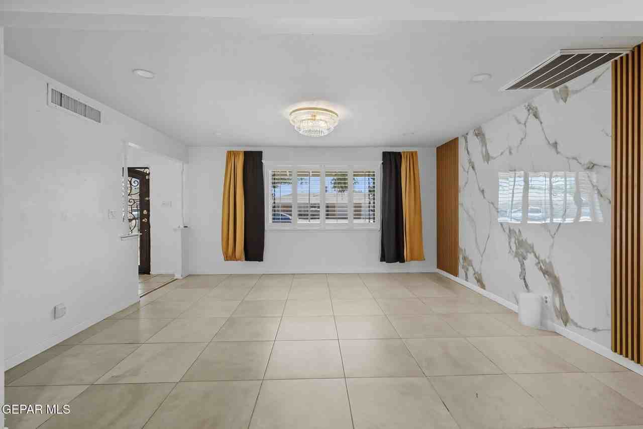 8405 Whitus Dr - Photo 2 of 26